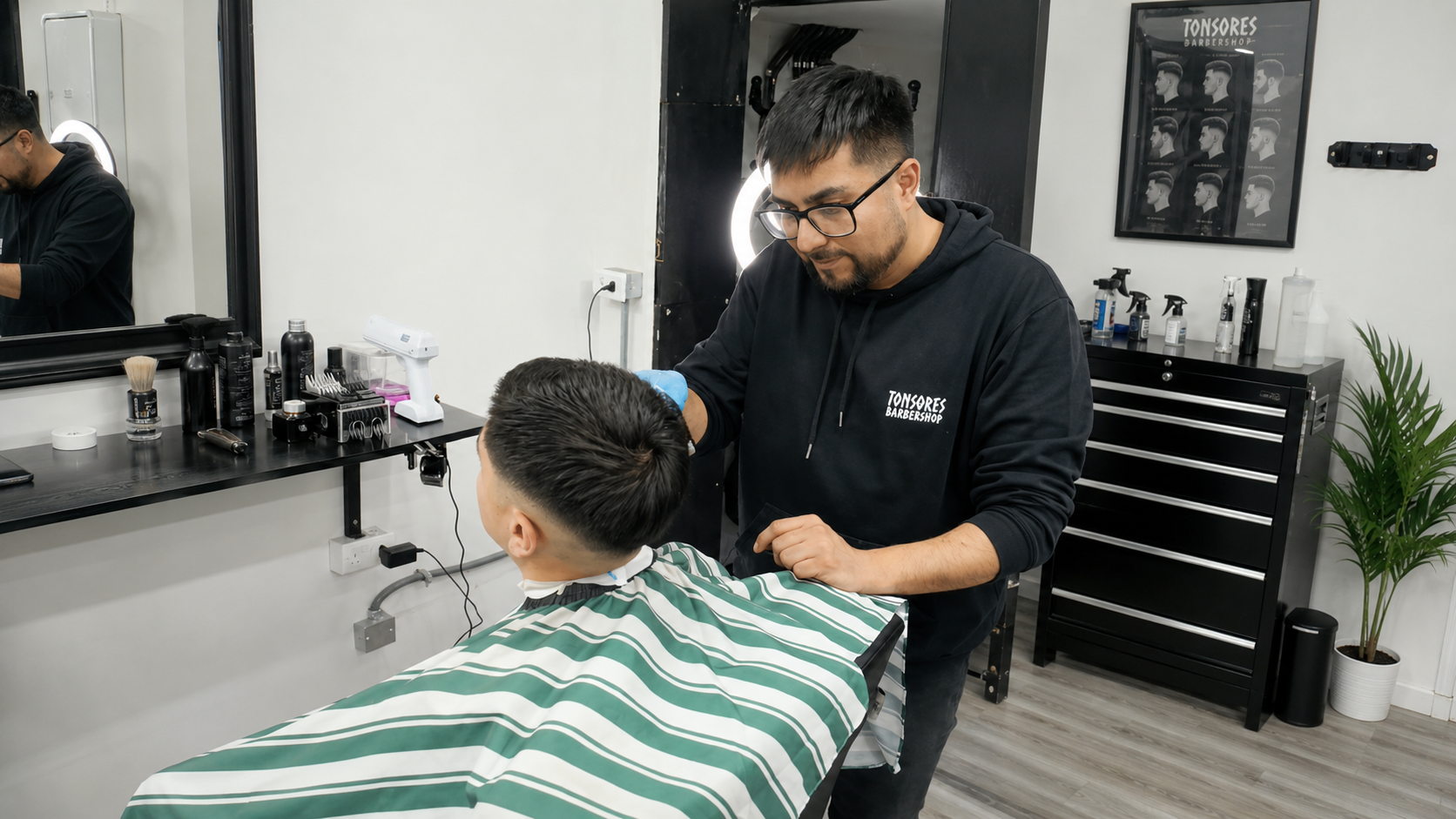 Joaquín trabajando un corte en Tonsores